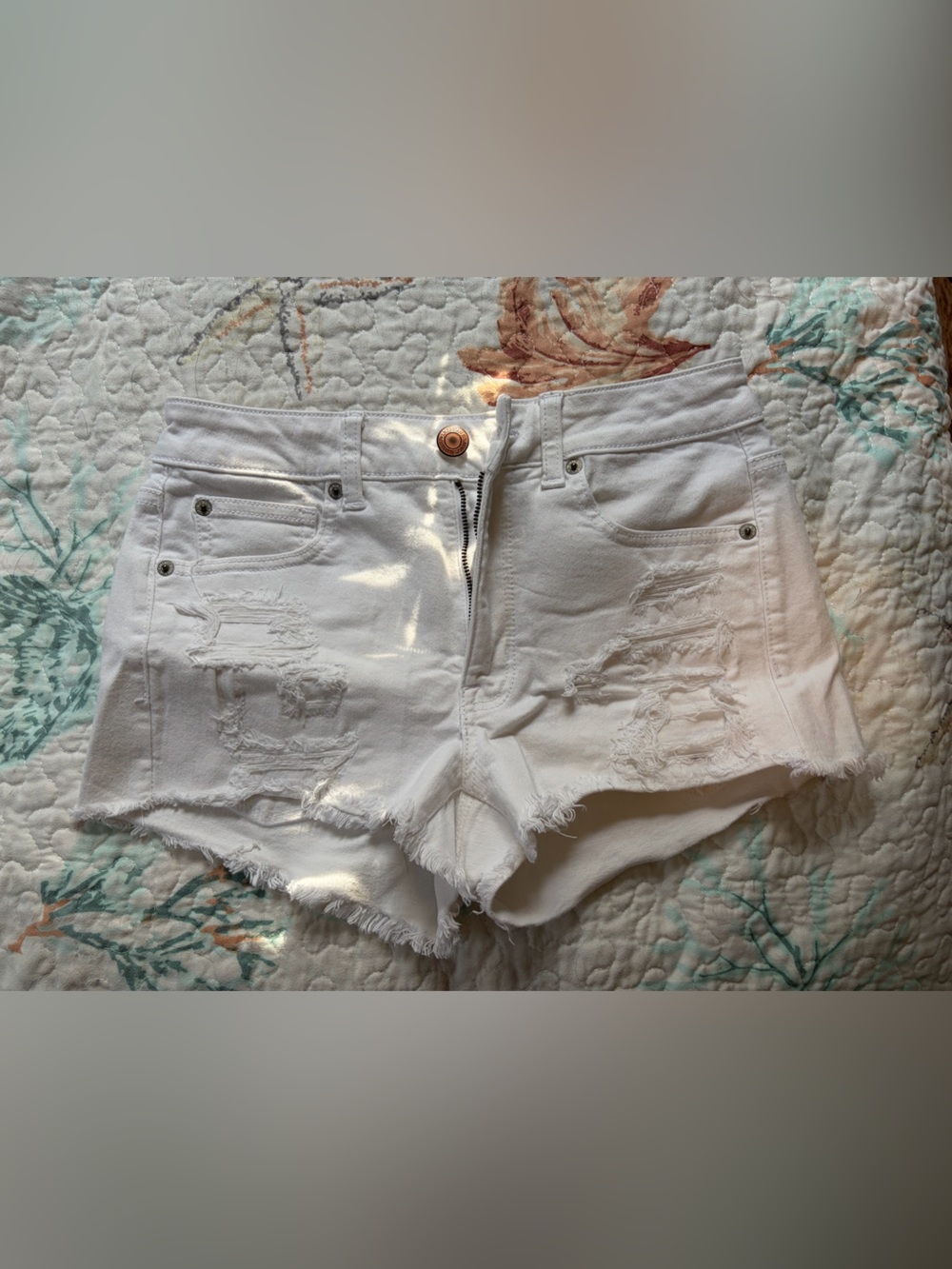 Women’s American Eagle White Distressed Denim Shorts